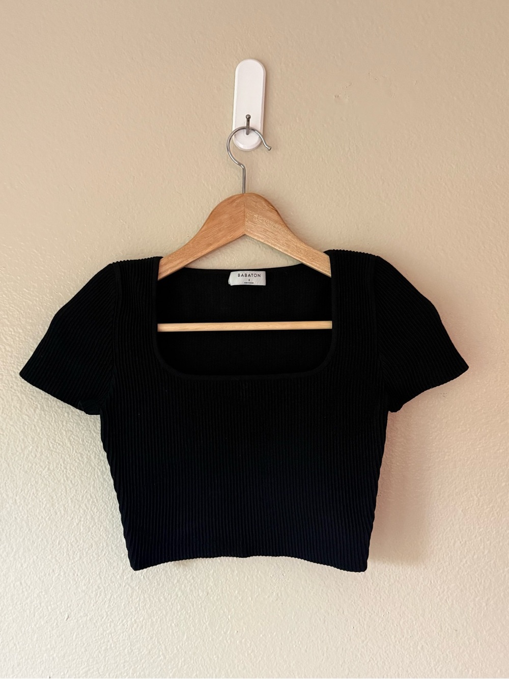 Babaton Black Ribbed Square-Neck Short Sleeve Crop Top